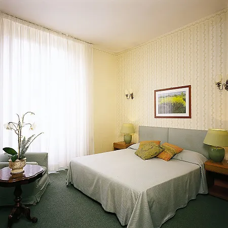 玫瑰别墅酒店 3*